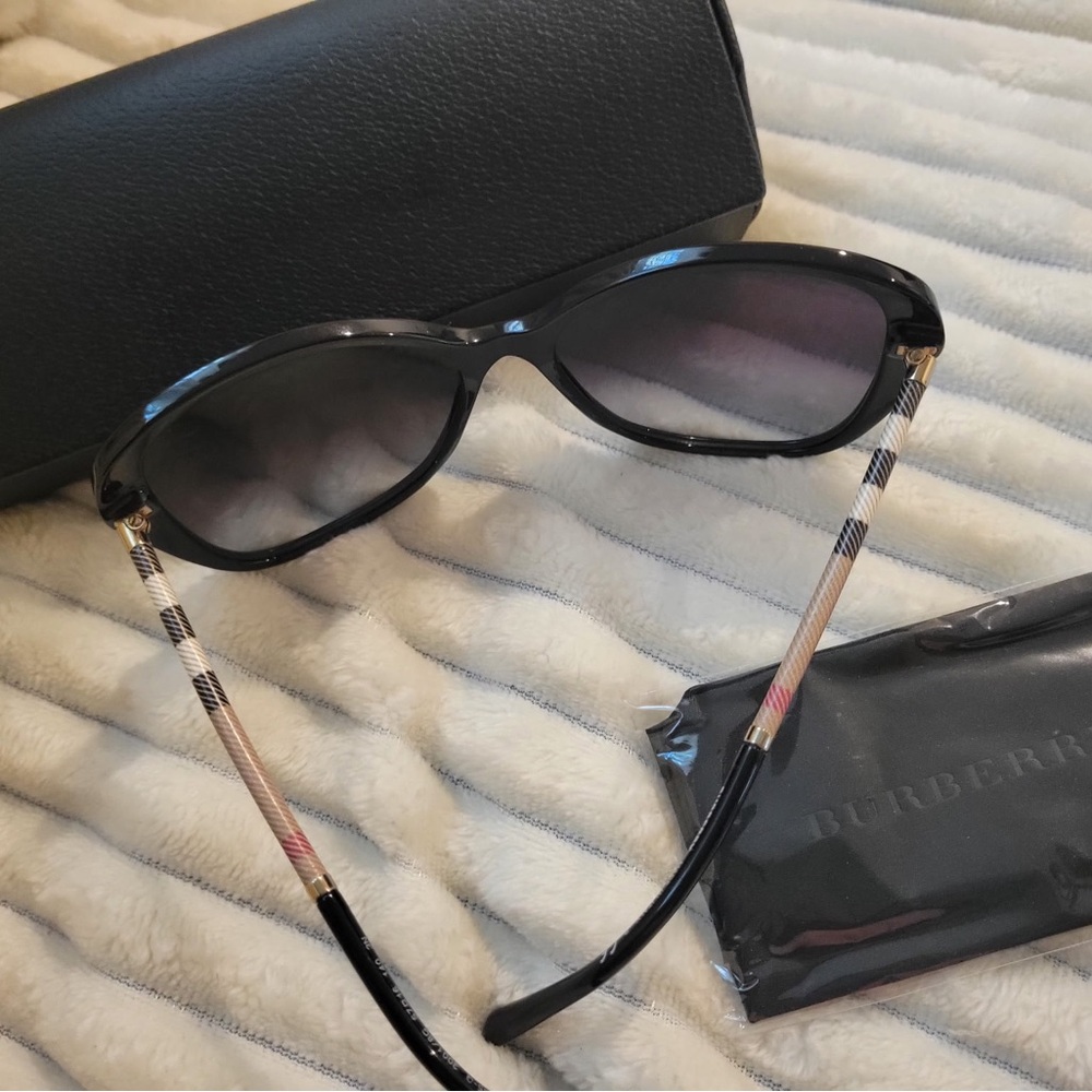 Burberry Black and Beige Sunglasses